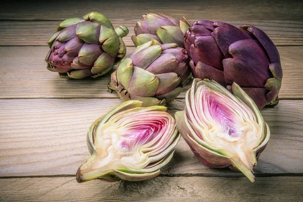 Kleine Artisjokken Oude Houten Tafel — Stockfoto