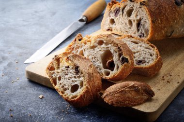 Taggiasca zeytin ekmeği doğrama tahtasında pişirilmiş..