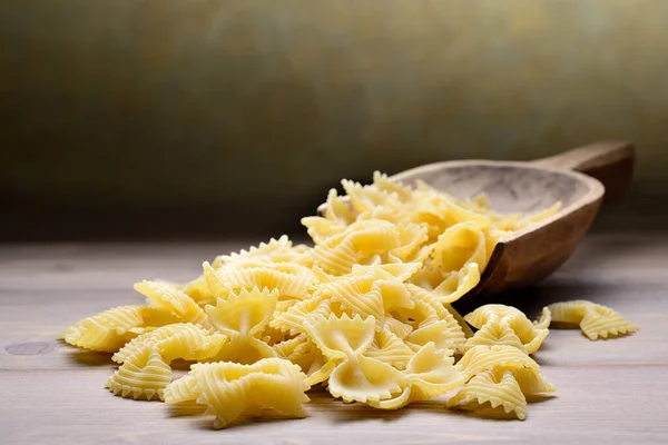 Pasta Farfalle Und Holzschaufel Auf Altem Tisch Kopierraum — Stockfoto