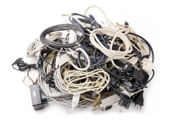 Elektrik kabloları beyaz arkaplanda izole edildi.