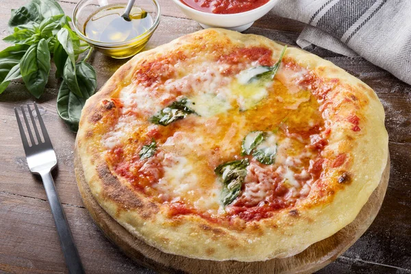 Pizza Margherita Mozzarella Busuioc Roșii Ulei Măsline Fundal Din Lemn — Fotografie, imagine de stoc