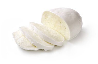 Campania 'dan taze mozzarella dilimlenmiş, sadece bufalo sütüyle üretilmiş, beyaz arka planda izole edilmiş..