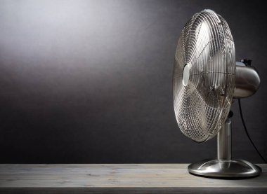 Metin için alanı olan koyu ayarlı eski elektrikli fan.
