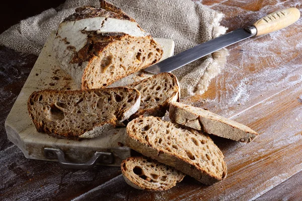 Çavdar ekmeği, ayçiçeği, susam, keten ve haşhaş tohumu. Dilimlenmiş ekmek.