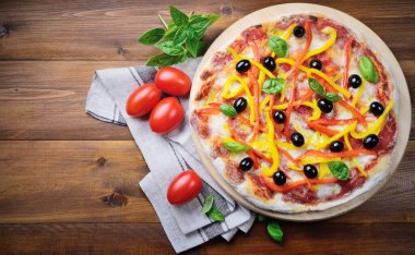 Domatesli pizza, mozzarella, biber, zeytin, ekstra bakire ve fesleğen, üst manzara, yazı için yer.