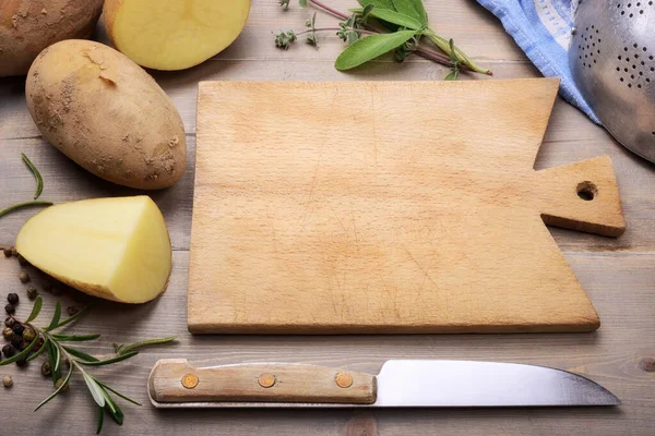 Empty Chopping Board Potatoes Knife Aromatic Herbs Peppercorns Top View — Stock Photo, Image