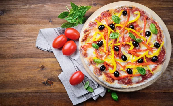 Pizza Con Pomodoro Mozzarella Peperoni Olive Extra Vergine Basilico Vista — Foto Stock