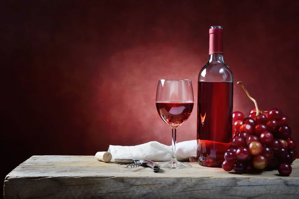 Botella Copa Vino Ros Con Racimo Uvas Mesa Madera Vieja — Foto de Stock