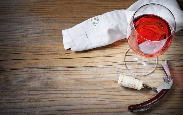 Copa Vino Rosa Con Sacacorchos Servilleta Sobre Fondo Madera Espacio — Foto de Stock