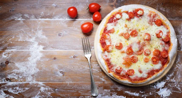 Pizza Con Pomodoro Mozzarella Pomodorini Vista Dall Alto Spazio Testo — Foto Stock