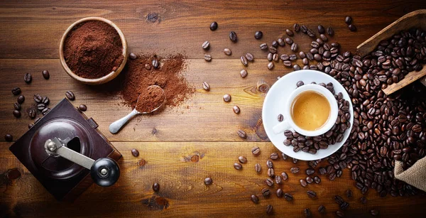 Espresso Κόκκους Καφέ Μύλος Καφέ Και Αλεσμένος Καφές Ξύλινο Φόντο — Φωτογραφία Αρχείου