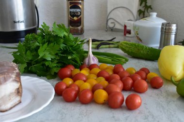 Arkadaşlar tarafından getirilen yaz sebzeleri