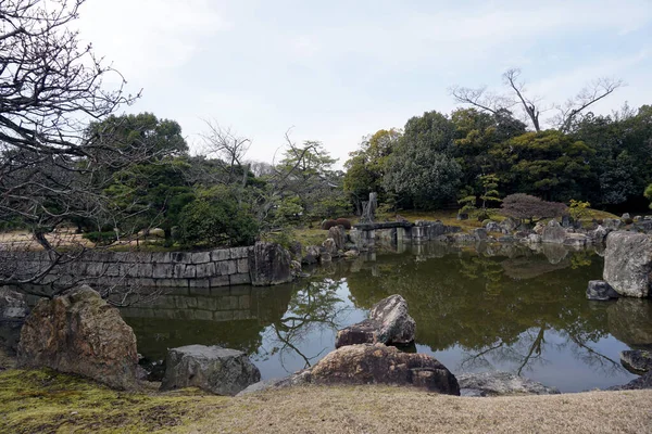 日本花园的湖泊和岩石 — 图库照片