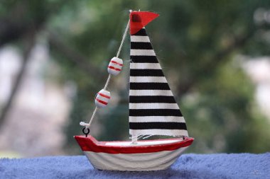 Küçük bir teknenin yakınında.