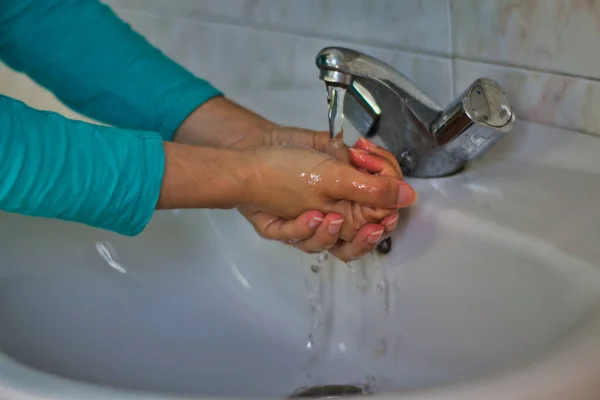 Mãos Uma Mulher Que Está Lavando Sob Uma Torneira Limpando — Fotografia de Stock
