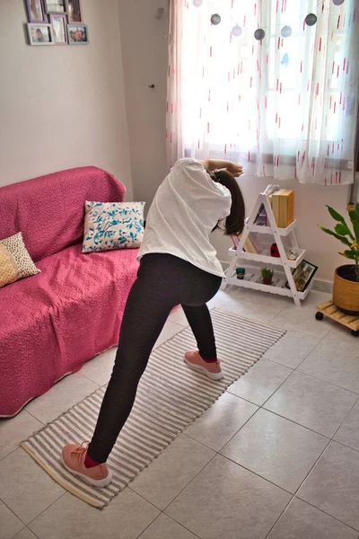 Mujer Joven Sala Estar Haciendo Yoga Meditación Moda Deportiva —  Fotos de Stock
