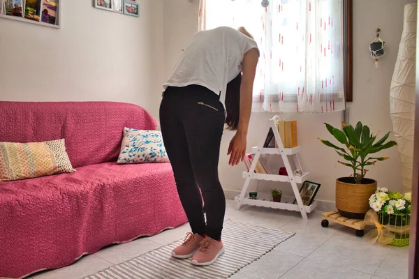 Mujer Joven Sala Estar Haciendo Yoga Meditación Moda Deportiva —  Fotos de Stock