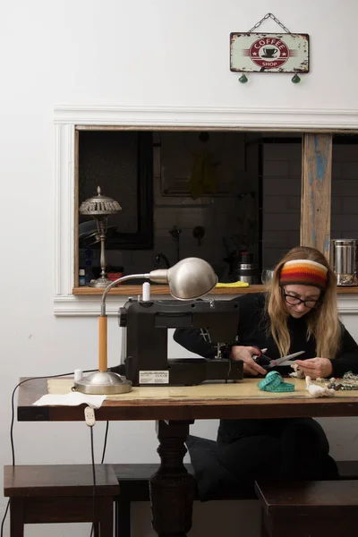 Blonde Woman Who Takes Advantage Quarantine Time Sewing Sewing Machine — Stock Photo, Image