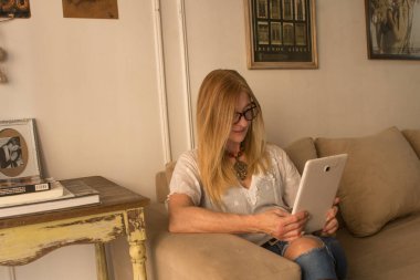 Yaşlı kadın korona virüsünün yayılmasını önlemek için evden çalışmaya alışır. 