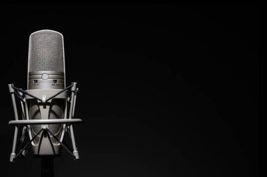 Profesyonel, siyah arka planda stüdyo mikrofonu. Ses, karaoke ve müzik içeriği için kullanılabilir..