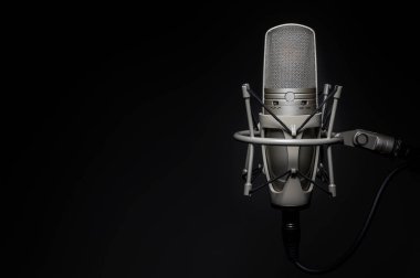 Profesyonel, siyah arka planda stüdyo mikrofonu. İzole edilmiş
