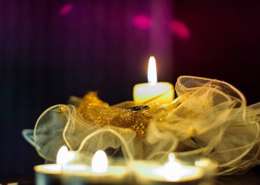 Alyanslar, mumlar. Altın işlemeli dantelli. Mumdan bir ışık.