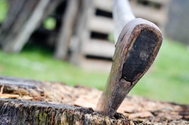 Ağaç kesmek için el yapımı balta koleksiyonu. farklı ışık ve gölge oyunları görebilirsiniz, renkler ve dokular.