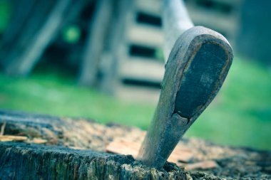 Ağaç kesmek için el yapımı balta koleksiyonu. farklı ışık ve gölge oyunları görebilirsiniz, renkler ve dokular.