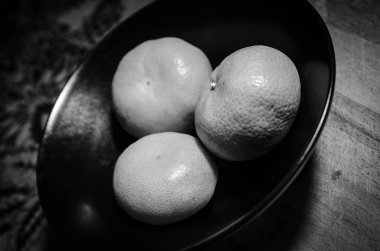 Ekolojik mandalina fotoğraflarının toplanması. Işık ve gölge oyunları, dokular ve renkler. Ahşap ve mavi kumaş desenli arka planlar.