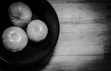 Ekolojik mandalina fotoğraflarının toplanması. Işık ve gölge oyunları, dokular ve renkler. Ahşap ve mavi kumaş desenli arka planlar.
