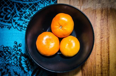 Ekolojik mandalina fotoğraflarının toplanması. Işık ve gölge oyunları, dokular ve renkler. Ahşap ve mavi kumaş desenli arka planlar.