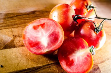 Işık, gölge, doku ve renk oyunları olan organik domates fotoğrafları koleksiyonu.