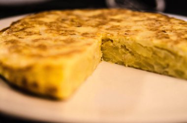 Organik malzemelerle ev yapımı patates omleti fotoğraflarından oluşan bir koleksiyon..