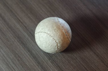 El yapımı Bask toplarının fotoğraf koleksiyonu. Koleksiyonda ışık ve gölge oyunları ve ahşap bir dokuda çeşitli toplar var..