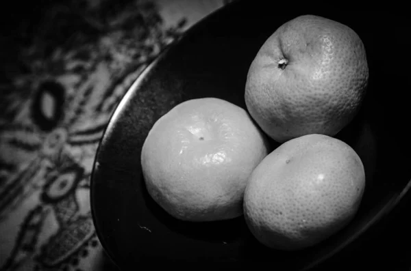 Ekolojik mandalina fotoğraflarının toplanması. Işık ve gölge oyunları, dokular ve renkler. Ahşap ve mavi kumaş desenli arka planlar.