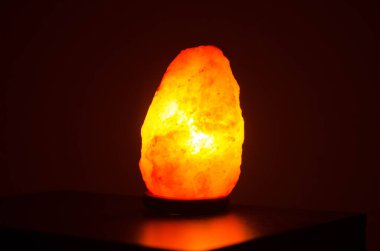 Karanlıkta parlayan tuz lambasının fotoğraf koleksiyonu.