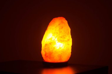 Karanlıkta parlayan tuz lambasının fotoğraf koleksiyonu.