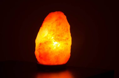 Karanlıkta parlayan tuz lambasının fotoğraf koleksiyonu.