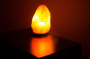 Karanlıkta parlayan tuz lambasının fotoğraf koleksiyonu.