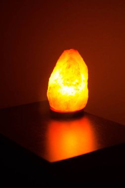 Karanlıkta parlayan tuz lambasının fotoğraf koleksiyonu.
