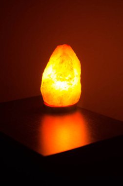 Karanlıkta parlayan tuz lambasının fotoğraf koleksiyonu.