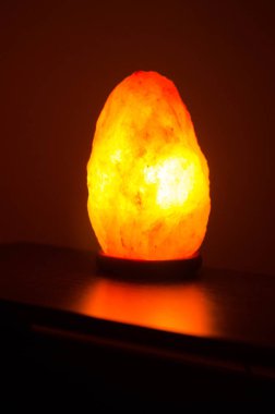 Karanlıkta parlayan tuz lambasının fotoğraf koleksiyonu.