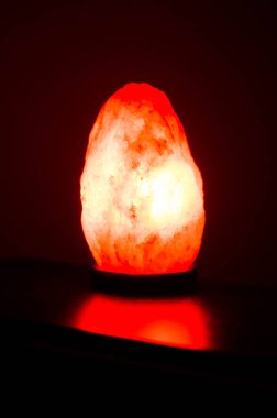 Karanlıkta parlayan tuz lambasının fotoğraf koleksiyonu.