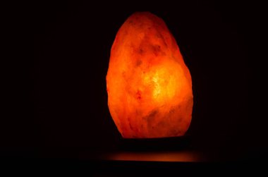 Karanlıkta parlayan tuz lambasının fotoğraf koleksiyonu.