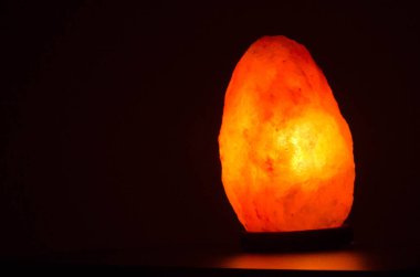 Karanlıkta parlayan tuz lambasının fotoğraf koleksiyonu.