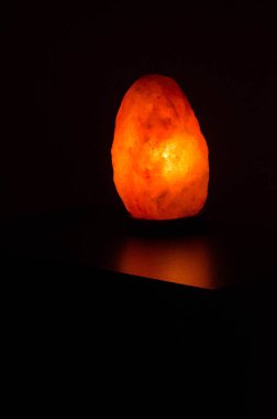 Karanlıkta parlayan tuz lambasının fotoğraf koleksiyonu.