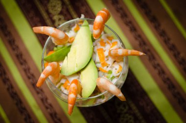 Karides kokteylinin görüntülerinin toplanması. Avokado karidesi ve çeşitli yiyeceklerden oluşan cam bardakta kokteyl..