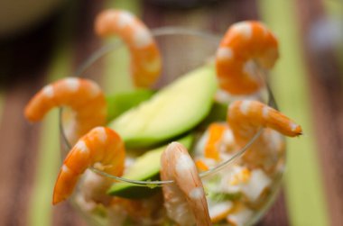 Karides kokteylinin görüntülerinin toplanması. Avokado karidesi ve çeşitli yiyeceklerden oluşan cam bardakta kokteyl..