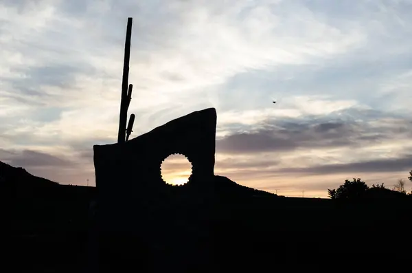 Skulptur Mit Buntem Sonnenuntergang Himmel Hintergrund Frühling — Stockfoto