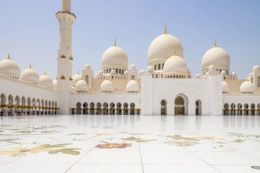 Dubai 'deki Jumeirah Camii' nin güzel meydanı